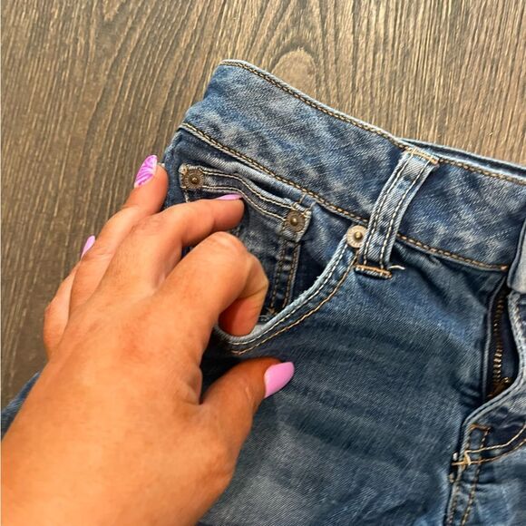 American Eagle Super Stretch Medium Wash Distressed Denim Shorts Size 2 - Picture 3 of 7